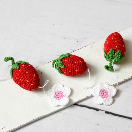 Erdbeeren & Blumen ~ Girlande | Sommer | Gehäkelt | Deko