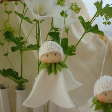 Glockenblumenhänger weiß, Blumenkind aus Wollfilz