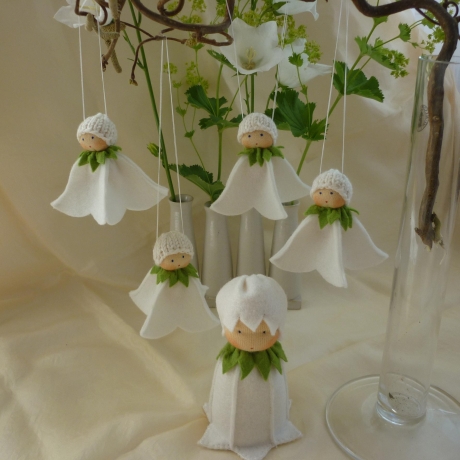 Glockenblumenhänger weiß, Blumenkind aus Wollfilz