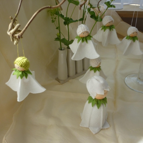 Glockenblumenhänger weiß, Blumenkind aus Wollfilz