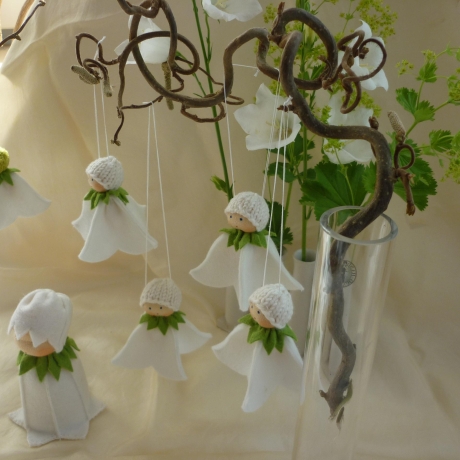Glockenblumenhänger weiß, Blumenkind aus Wollfilz