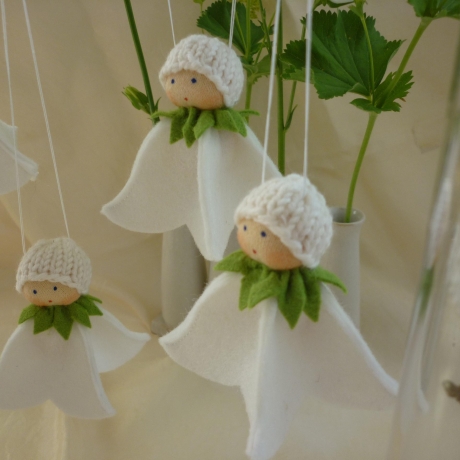 Glockenblumenhänger weiß, Blumenkind aus Wollfilz