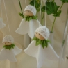 Glockenblumenhänger weiß, Blumenkind aus Wollfilz