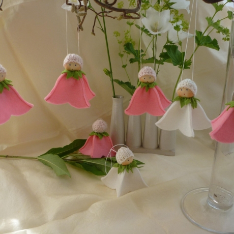 Glockenblumenhänger weiß, Blumenkind aus Wollfilz