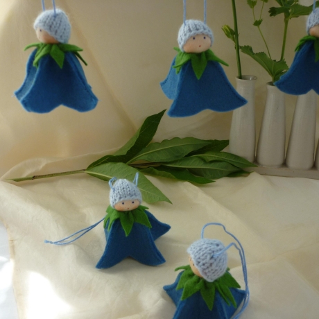 1 Glockenblumenhänger blau, Blumenkind aus Wollfilz