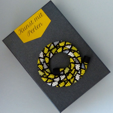 Halskette, Häkelkette gelbe Rauten mit schwarz grau, 43 cm