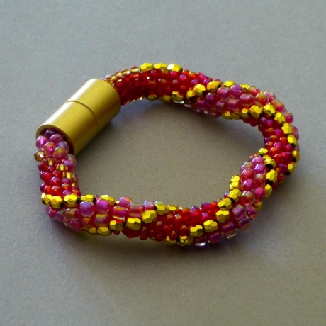 Glasperlenarmband, Rottöne mit gold, 20 cm, Häkelarmband