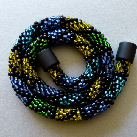Glasperlenkette gehäkelt, blau grün schwarz, 47 cm, Häkelkette