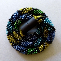 Glasperlenkette gehäkelt, blau grün schwarz, 47 cm, Häkelkette