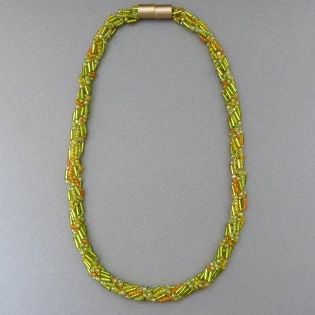 Glasperlenkette gehäkelt, moosgrün gelb orange, 50 cm