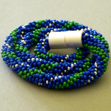 Glasperlenkette, blau grün weiß, 48 cm, Häkelkette