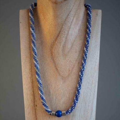 Glasperlenkette gehäkelt, blau mit Lapisperle, 54 cm