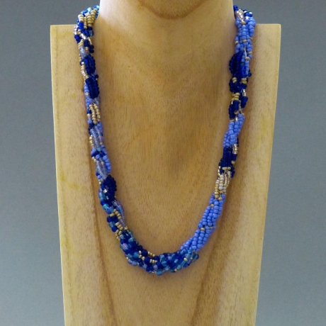 Lange Glasperlenkette gehäkelt, blau silber, 46 cm, Häkelkette