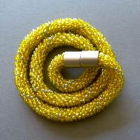 Glasperlenkette gehäkelt, gelb weiß grau, 43 cm, Häkelkette