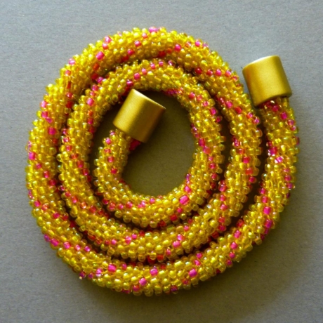 Glasperlenkette gehäkelt, gelb trifft pink, 42 cm, Häkelkette