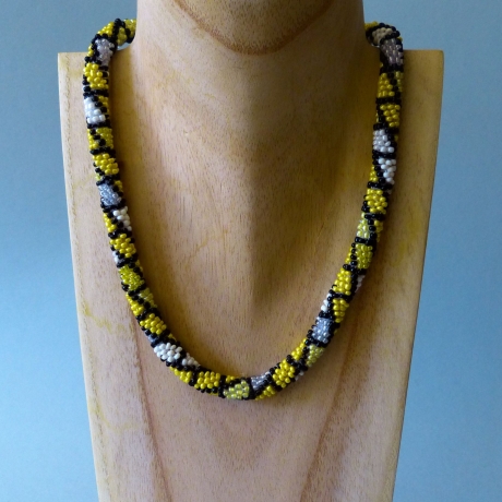 Halskette, Häkelkette gelbe Rauten mit schwarz grau, 43 cm