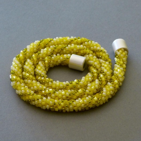 Glasperlenkette gehäkelt, gelb weiß, 54 cm, Häkelkette, Kette