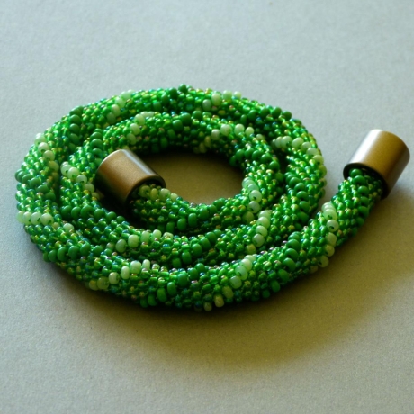 Glasperlenkette, grün irisierend, 45 cm, Häkelkette, Kette