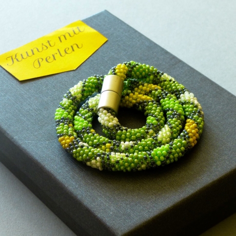 Halskette, Glasperlenkette gehäkelt, Rauten grün gelb, 48 cm