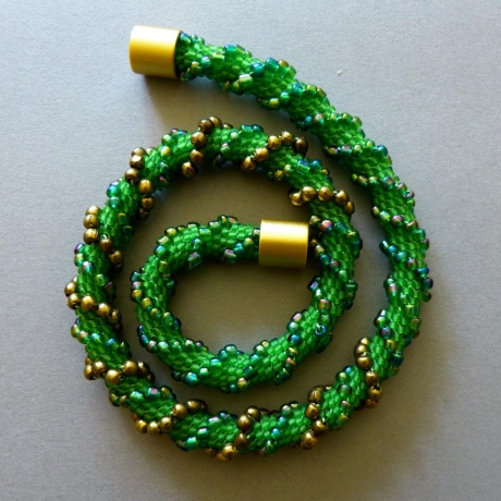 Glasperlenkette gehäkelt, Relief grün bronze, 52 cm, Halskette