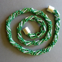 Glasperlenkette gehäkelt, grün weiß, 53 cm, Häkelkette