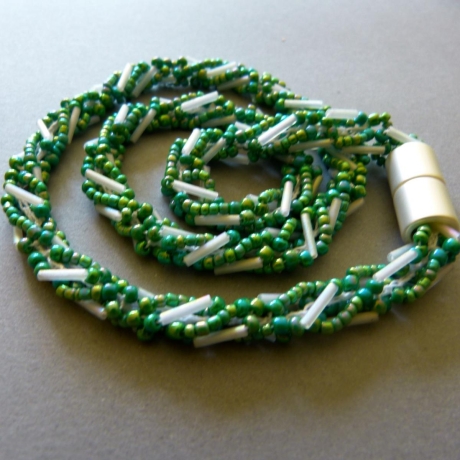 Glasperlenkette gehäkelt, grün weiß, 53 cm, Häkelkette