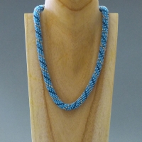 Glasperlenkette, hellblau silber grau, 47 cm, Häkelkette