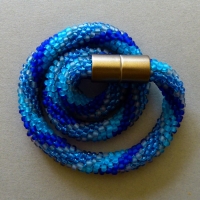 Glasperlenkette gehäkelt, blau türkis, 43 cm, Häkelkette