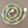 Glasperlenkette gehäkelt, pastell in grün und blau, 41 cm
