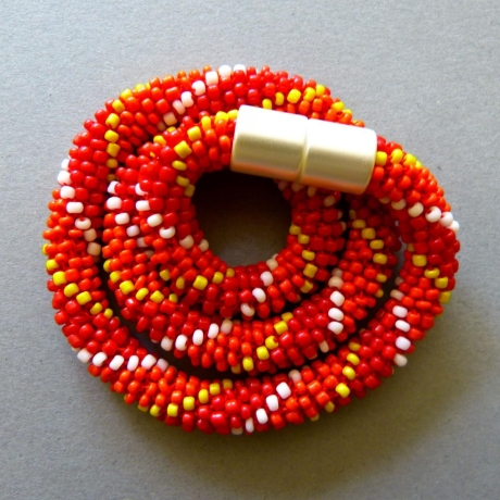 Glasperlenkette gehäkelt, rot mit weiß gelb, 41 cm, Häkelkette