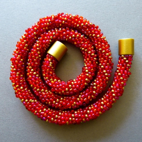 Glasperlenkette gehäkelt, rot mit gold, 44 cm, Häkelkette