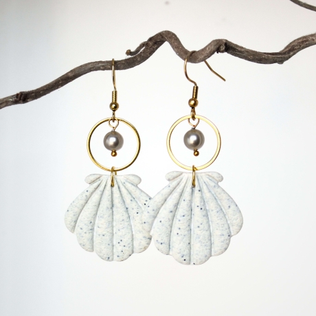 Boho Muschel Ohrhänger mit Perle – Handgemacht aus Polymer Clay