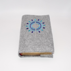 Gotteslobhülle mit grauem Kreuz und blauen Strahlen