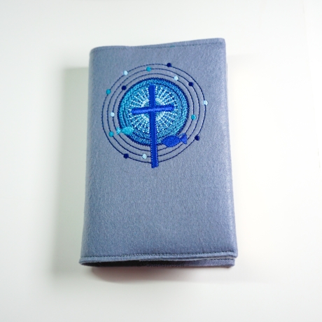 Gotteslobhülle hellgrau, blaues Kreuz, Fische, Kreise + Punkte