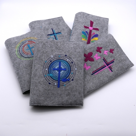 Gotteslobhülle mit  Kreuz, Kreise Strahlen rosa, dunkelrot