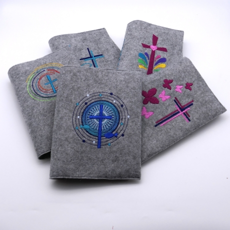 Gotteslobhülle mit blauem Kreuz und Fischen