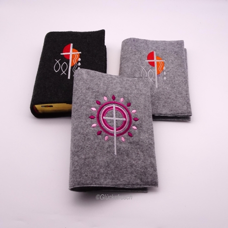 Gotteslobhülle, Filz, Kreuze und Schmetterlinge, gestickt