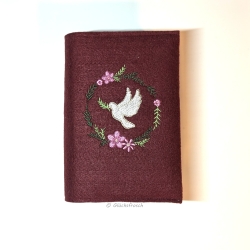 Gotteslobhülle, Filz, weinrot, Blütenkranz, Taube mit Olivenzweig