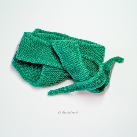 Schal, grün modern, schlank, kurz, handgestrickt