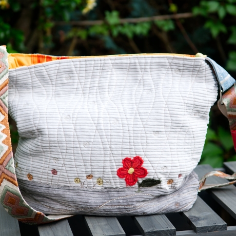 Künstlertasche - UPCYCLING Umhängetasche aus Cord mit Applikation