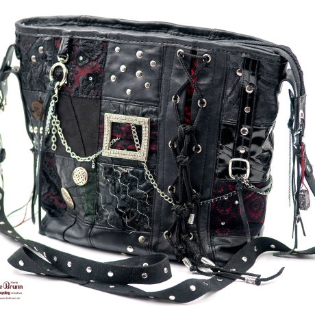 UPCYCLING Gothic Umhängetasche aus Leder, Lack und Spitze