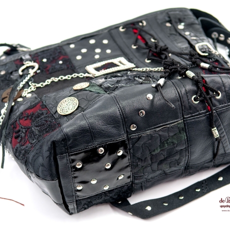 UPCYCLING Gothic Umhängetasche aus Leder, Lack und Spitze
