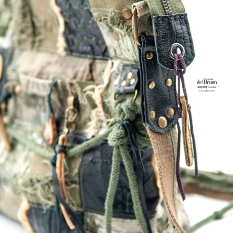 High-End Künstlertasche im Military-Stil - UPCYCLING Handtasche