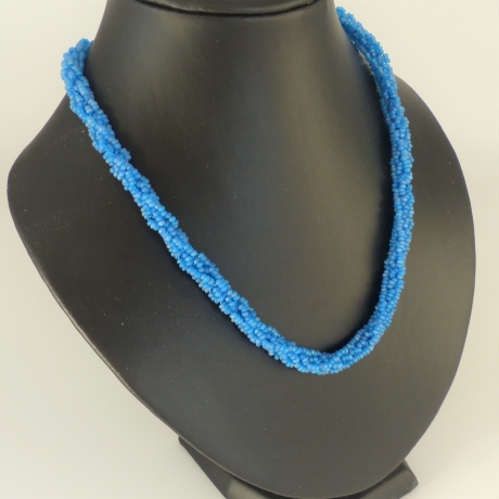 Glasperlenkette gehäkelt türkisblau irisiernd 49 cm Häkelkette