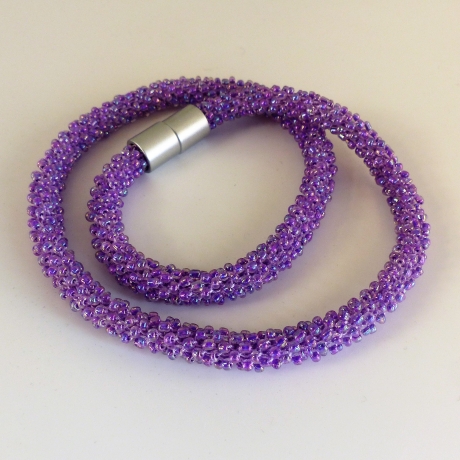 Glasperlenkette gehäkelt, violett irisierend, 44 cm, Häkelkette