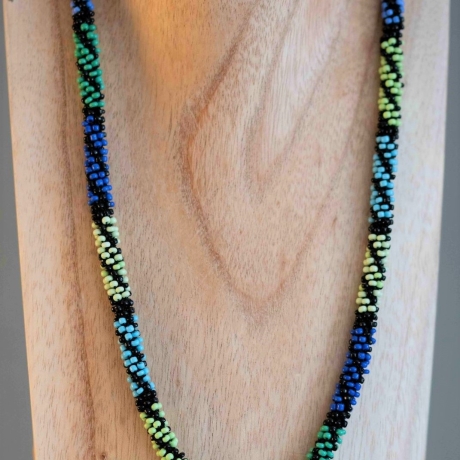 Häkelkette blau grün schwarz, 55 cm, Halskette, Perlenkette