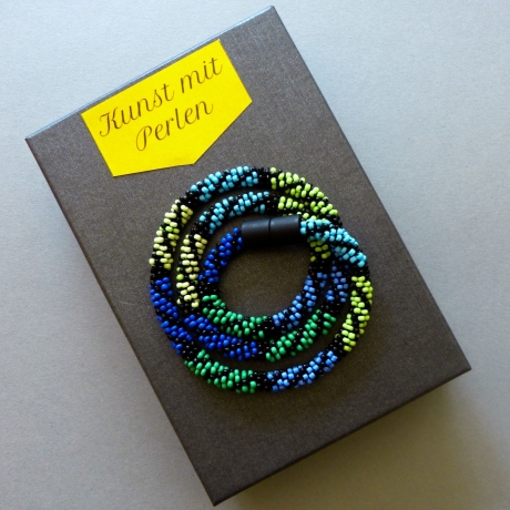 Häkelkette blau grün schwarz, 55 cm, Halskette, Perlenkette
