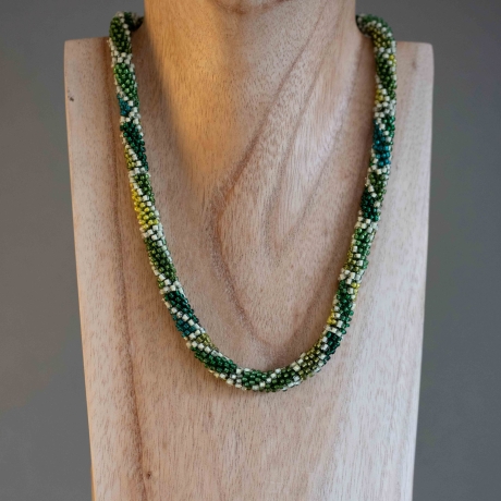Häkelkette in grün + creme, Länge 45 cm, Halskette Glasperlen