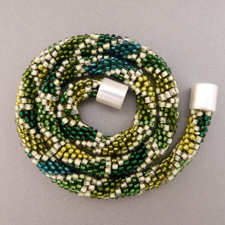 Häkelkette in grün + creme, Länge 45 cm, Halskette Glasperlen