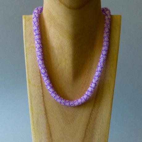 Glasperlenkette gehäkelt, transparent violett, 44 cm, Kette